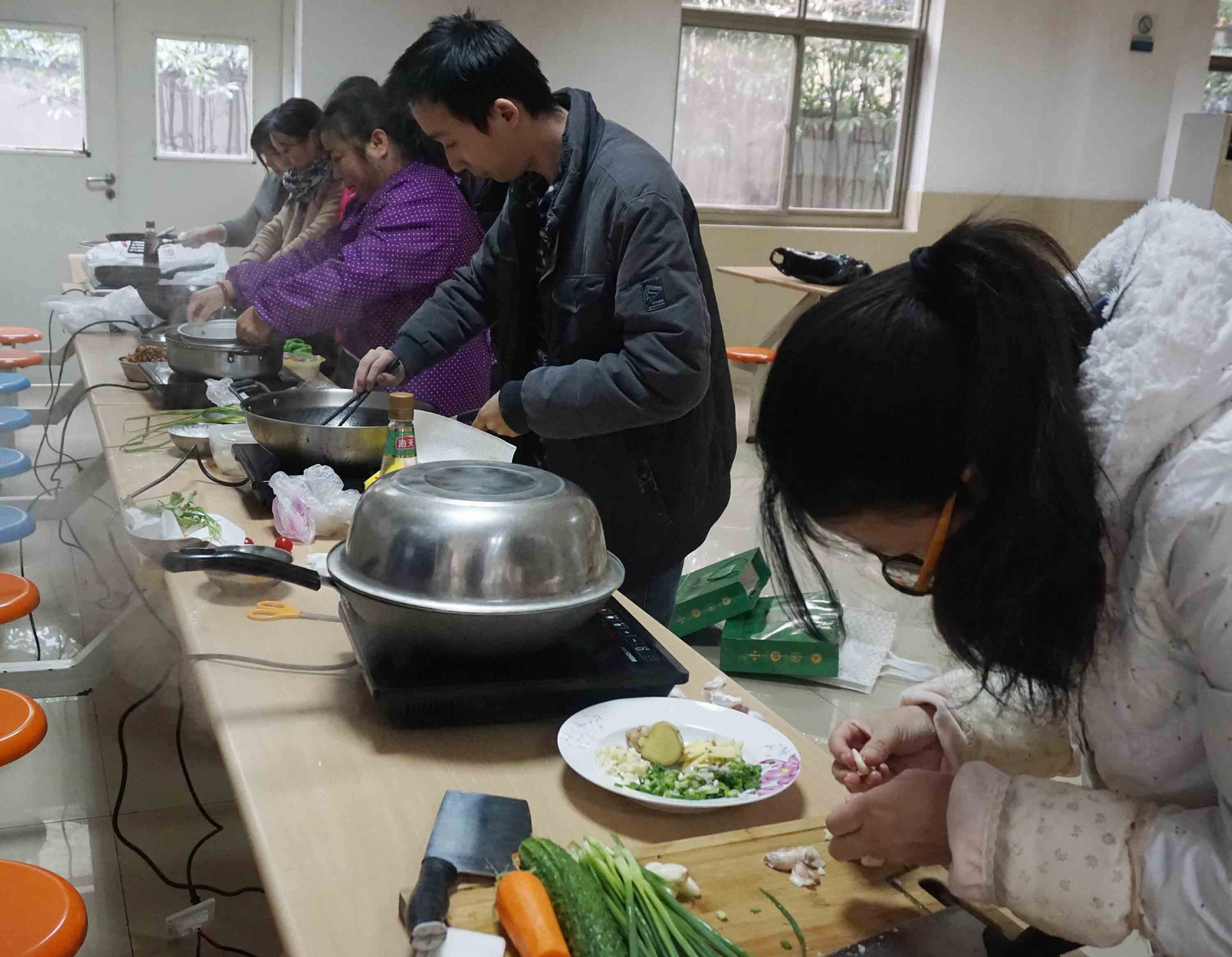 
                            魚火相逢，互展廚技，共烹友旺情！
