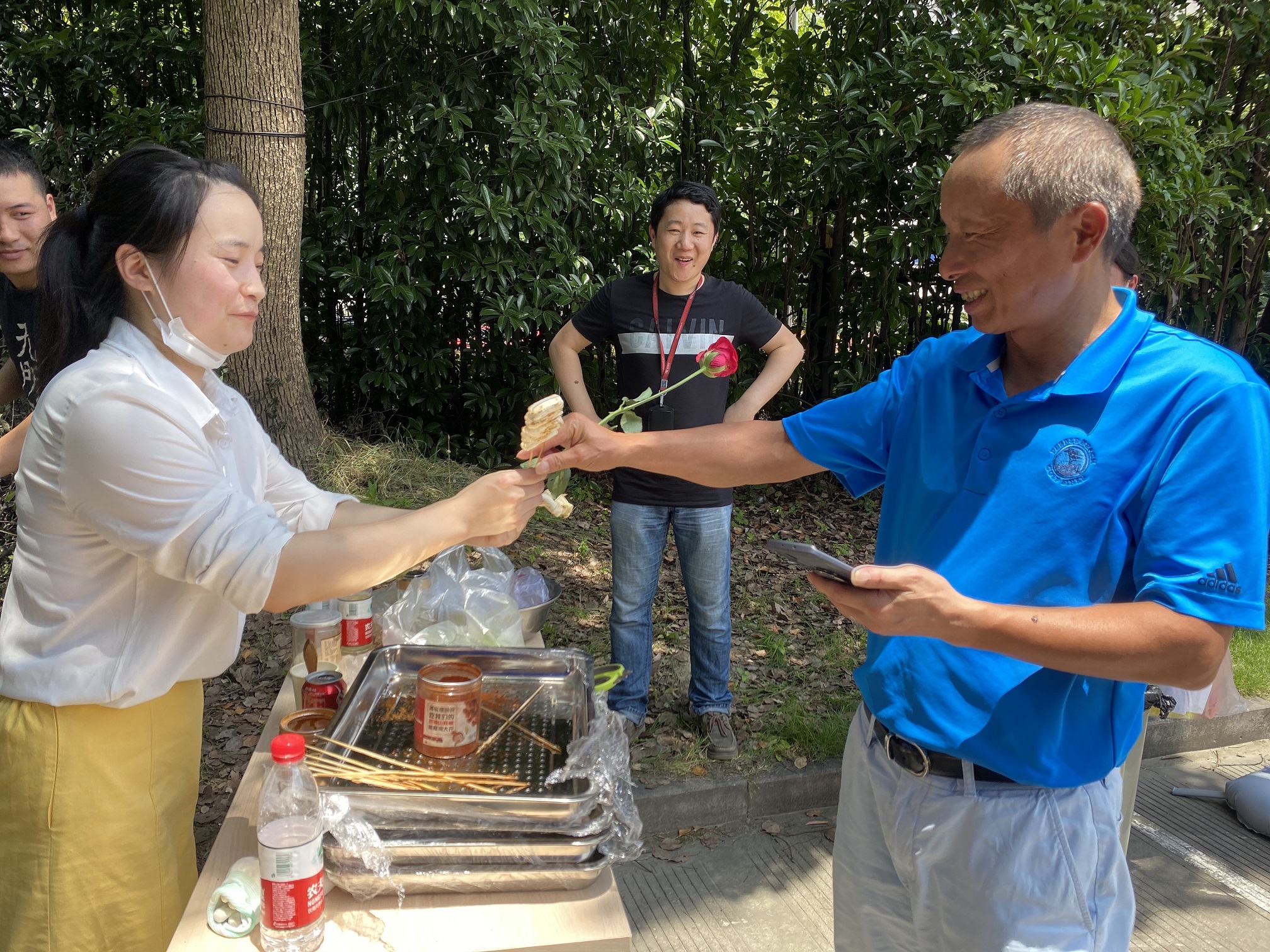 
                            地?cái)俈S公益——我公司開展“義賣集市，友旺喊你來擺攤啦”活動(dòng)